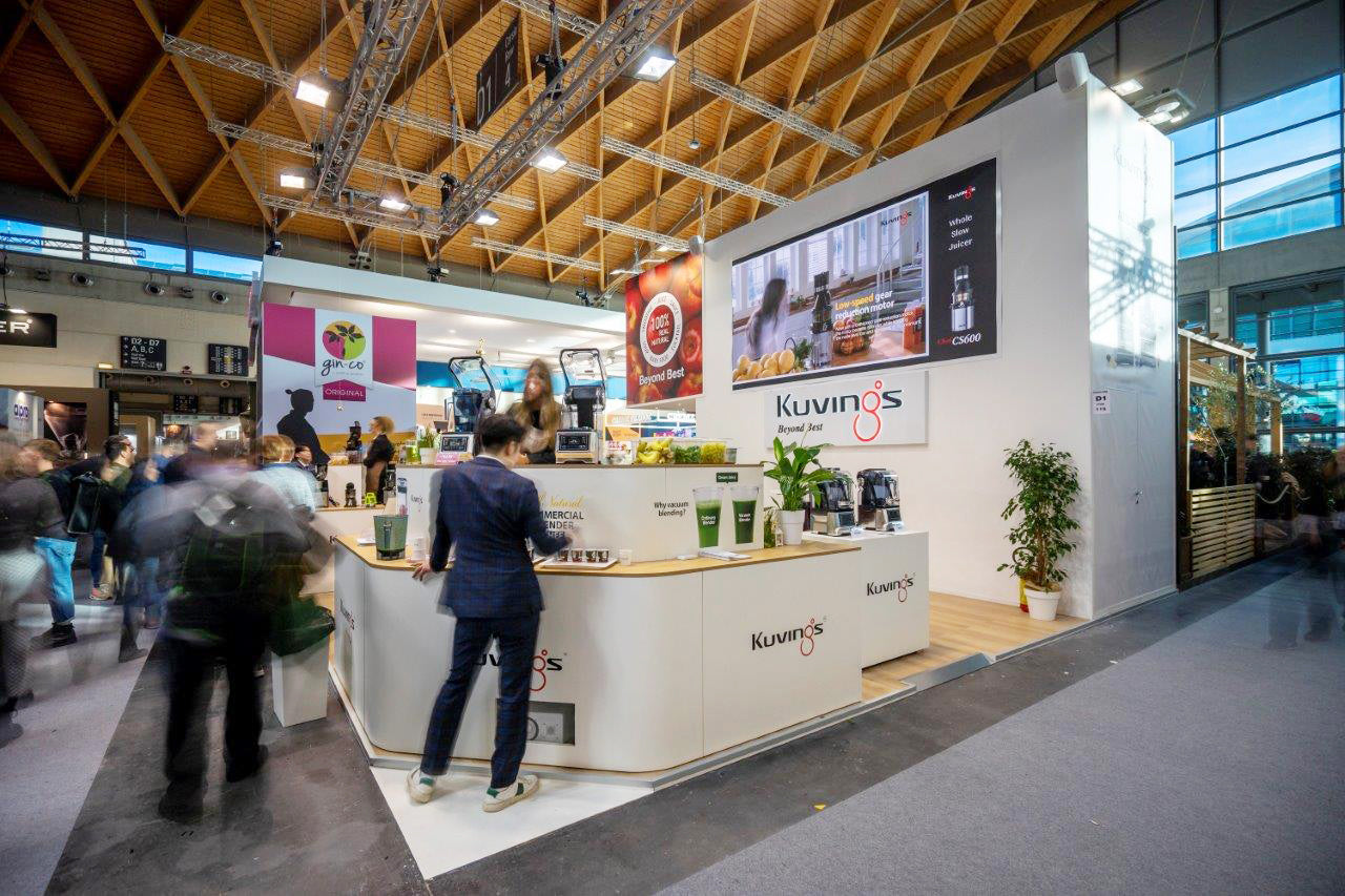 Kuvings menampilkan produk terbarunya CB1000 di SIGEP 2023, Italia